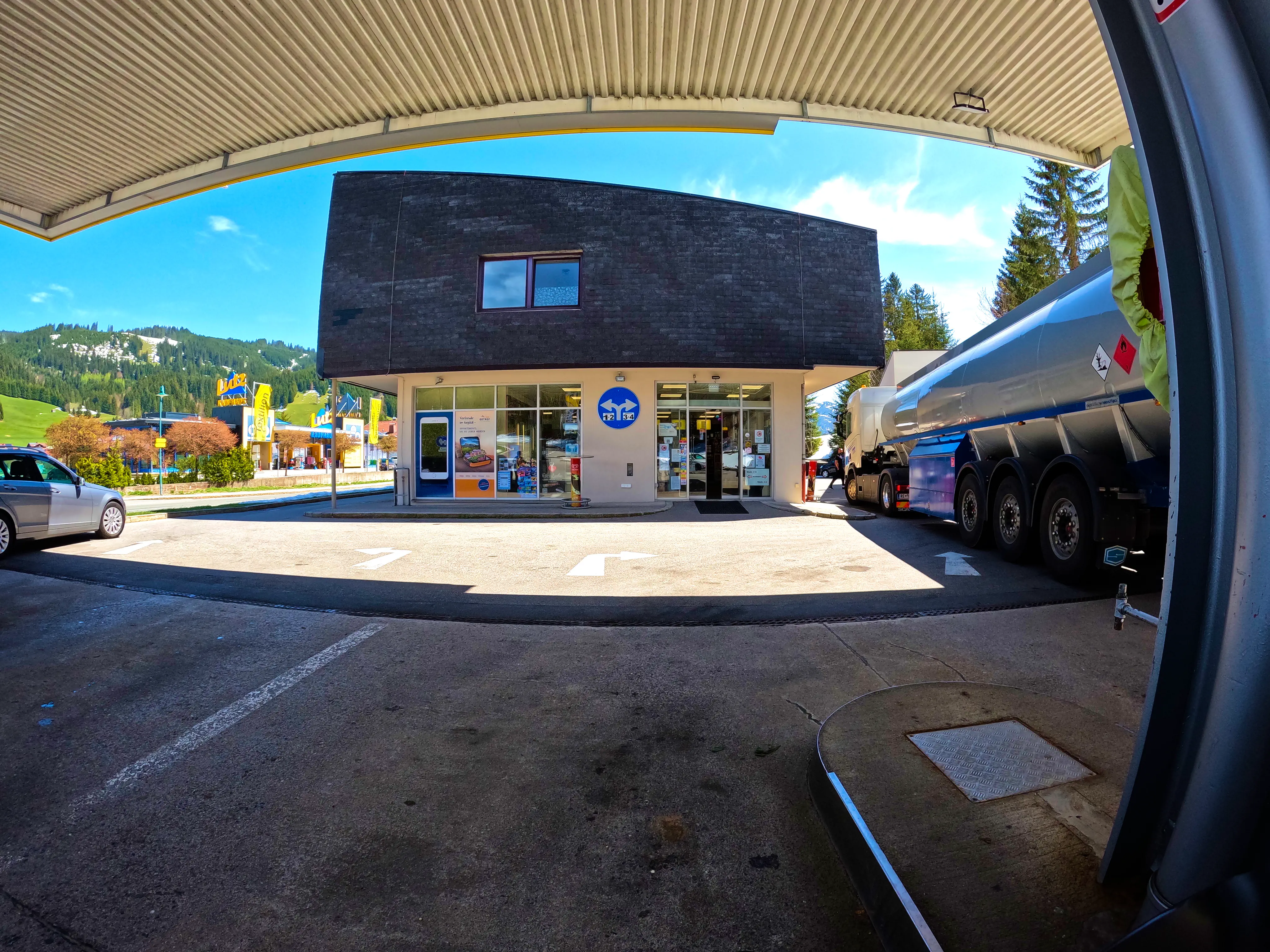 Ziemlich knapp zwischen LKW und Dach