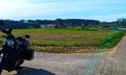 Featured image of post Der Autobahn-Spot, die drei einsamen in Franken und der geografische Mittelpunkt Bayerns