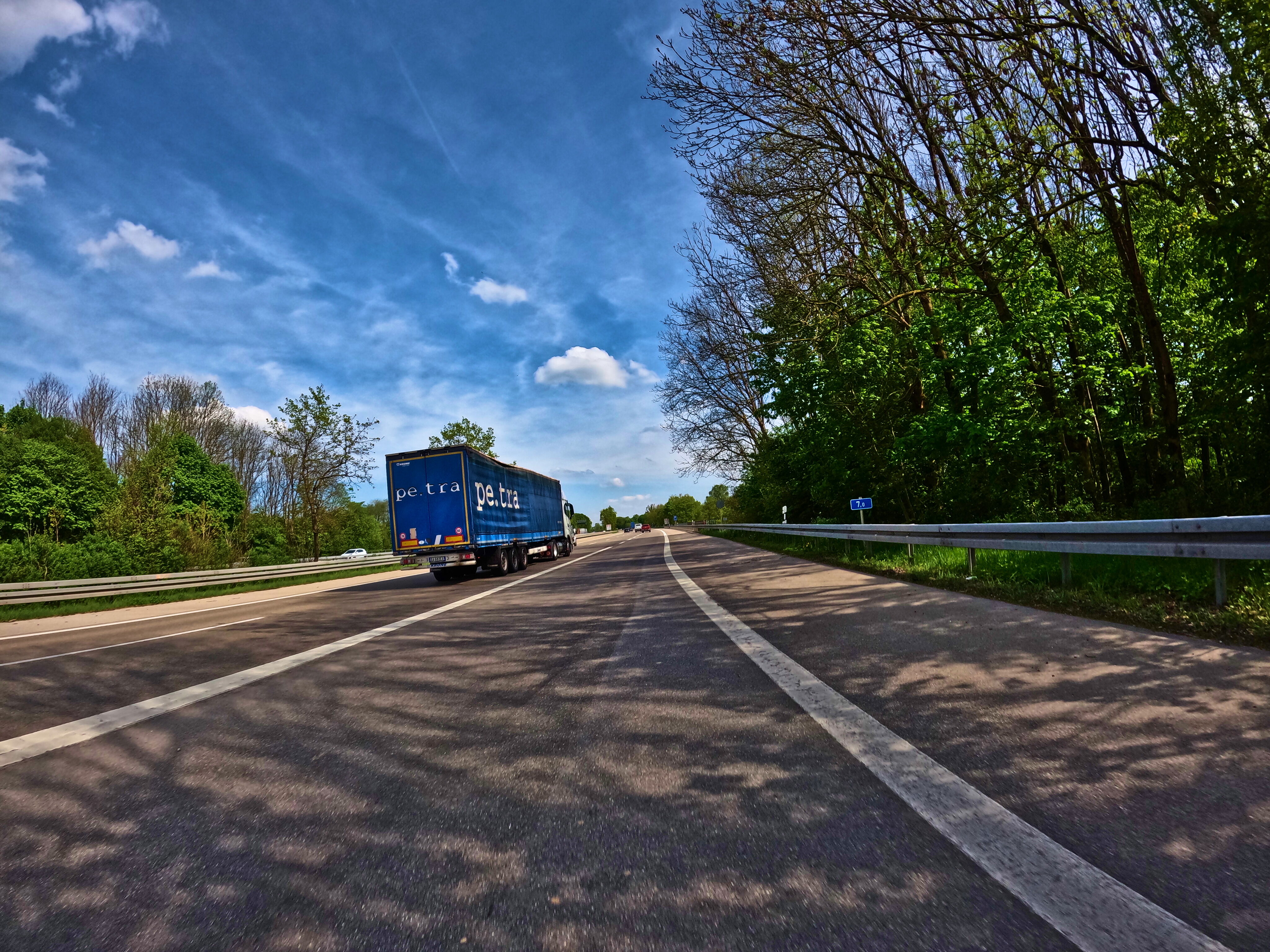 Rauf auf die Autobahn.
