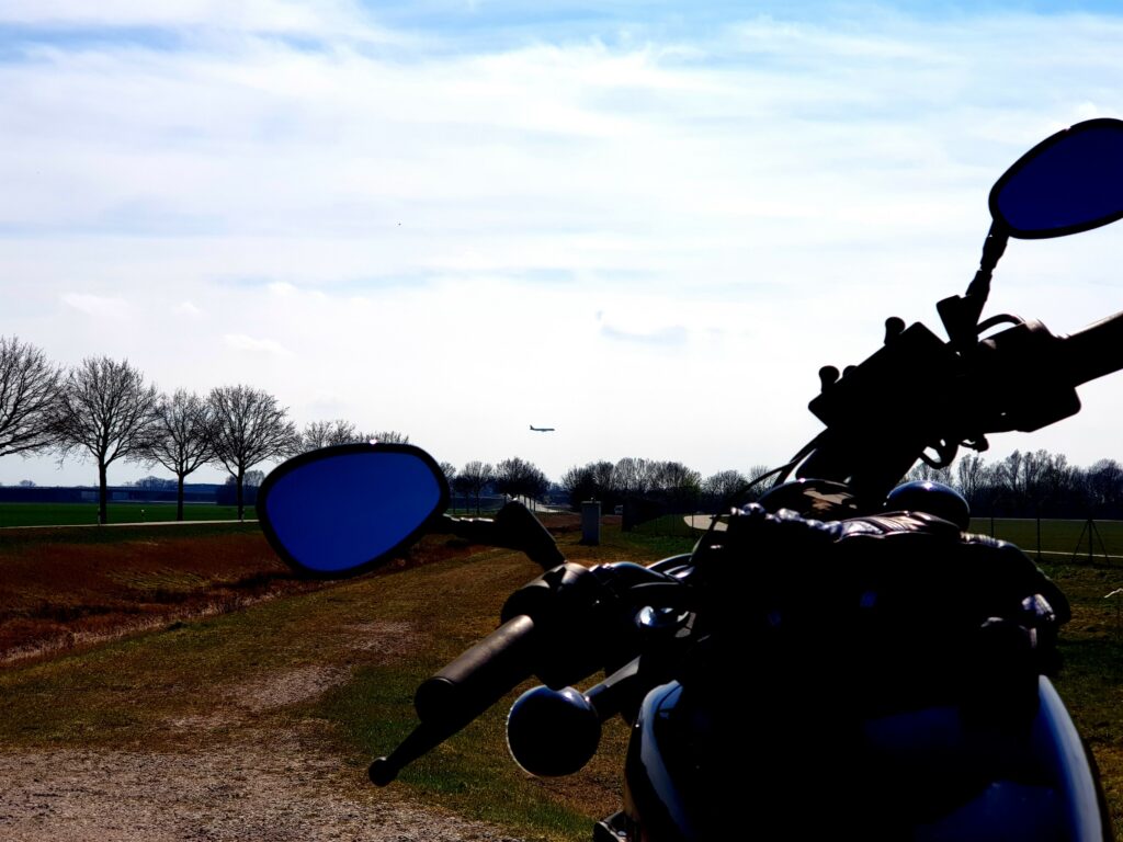 Ein Flugzeug - im Anflug auf die andere Landebahn…