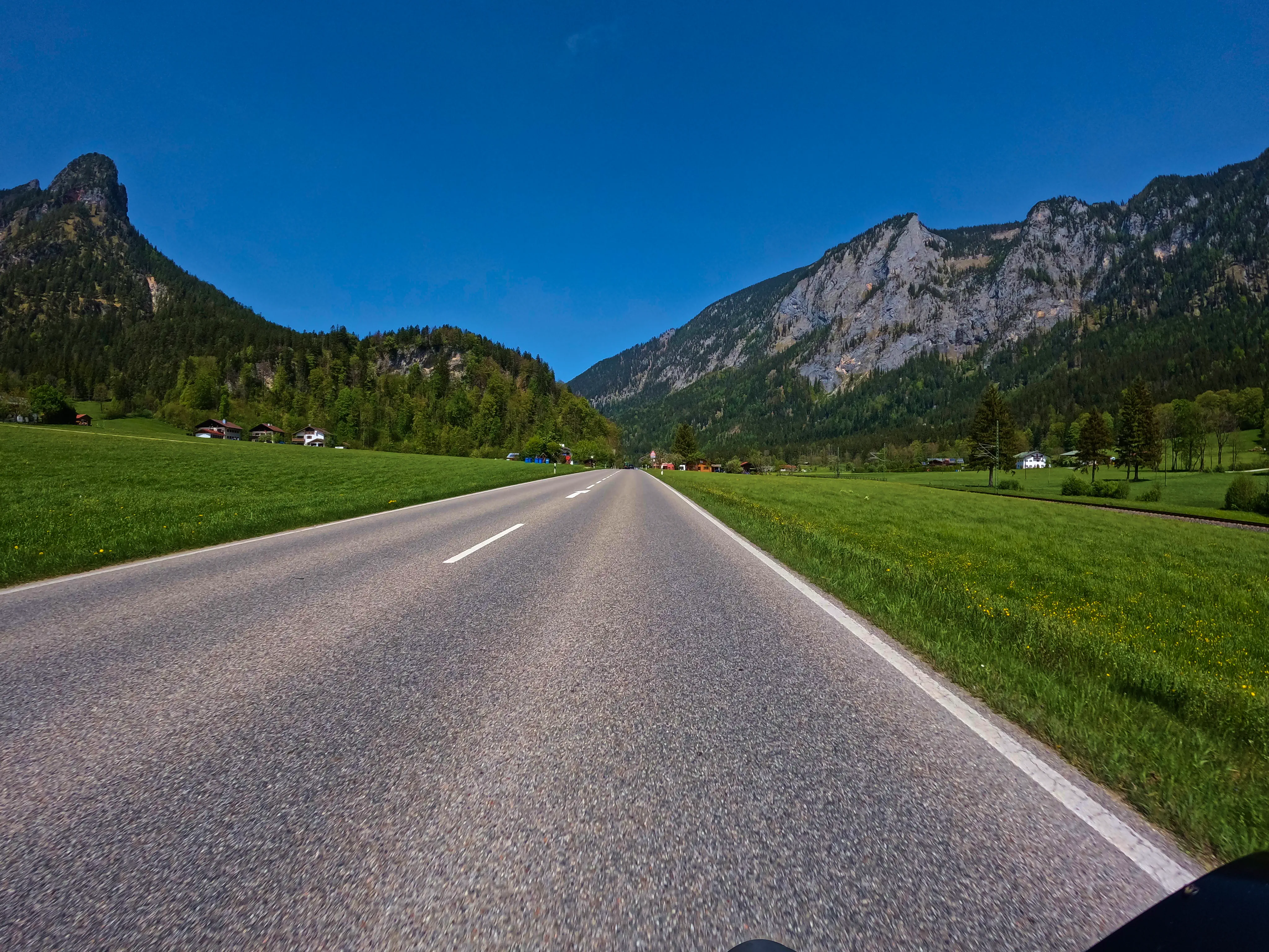 Über breite Straßen …