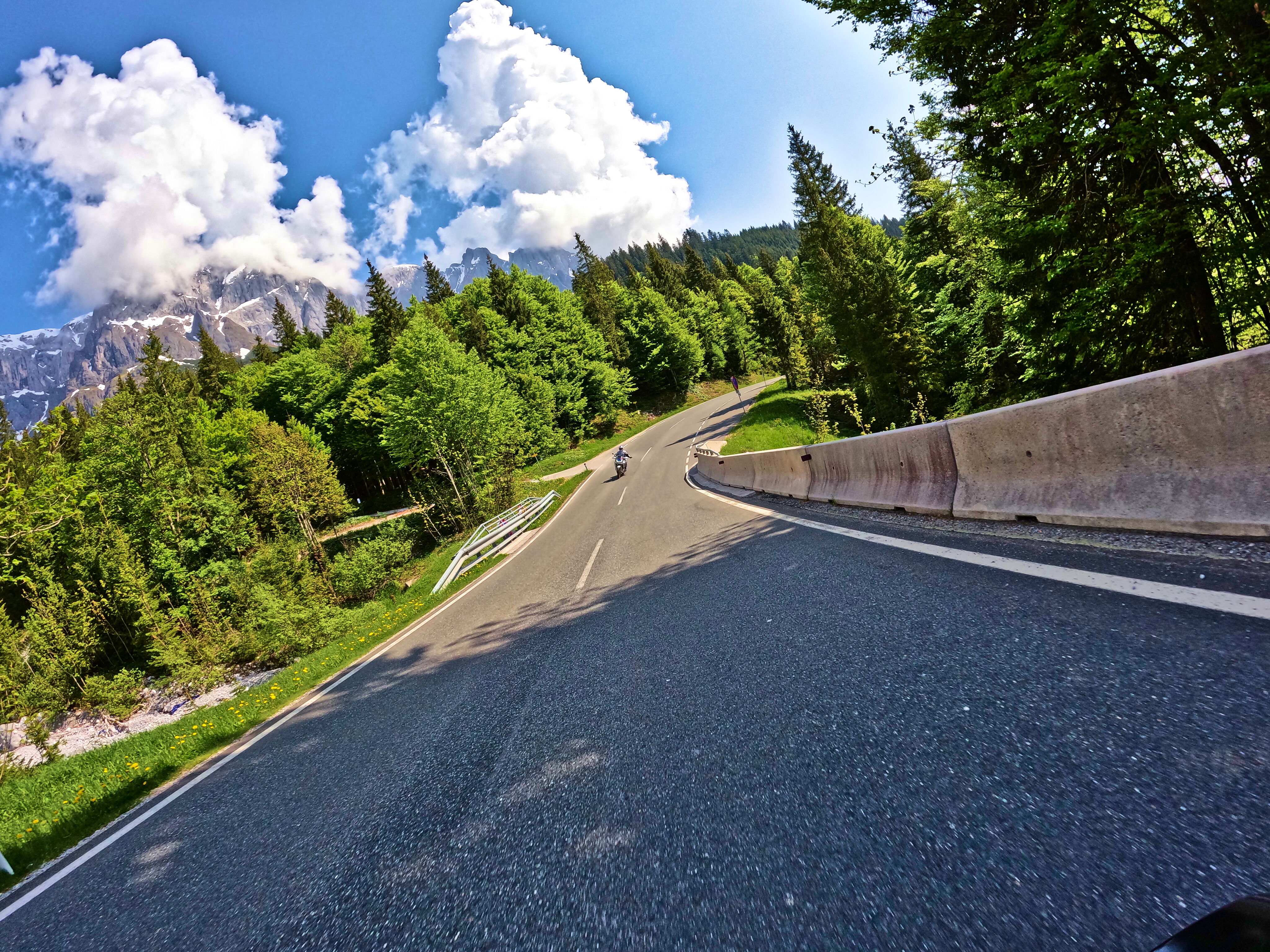 Entgegenkommende Motorradfahrer