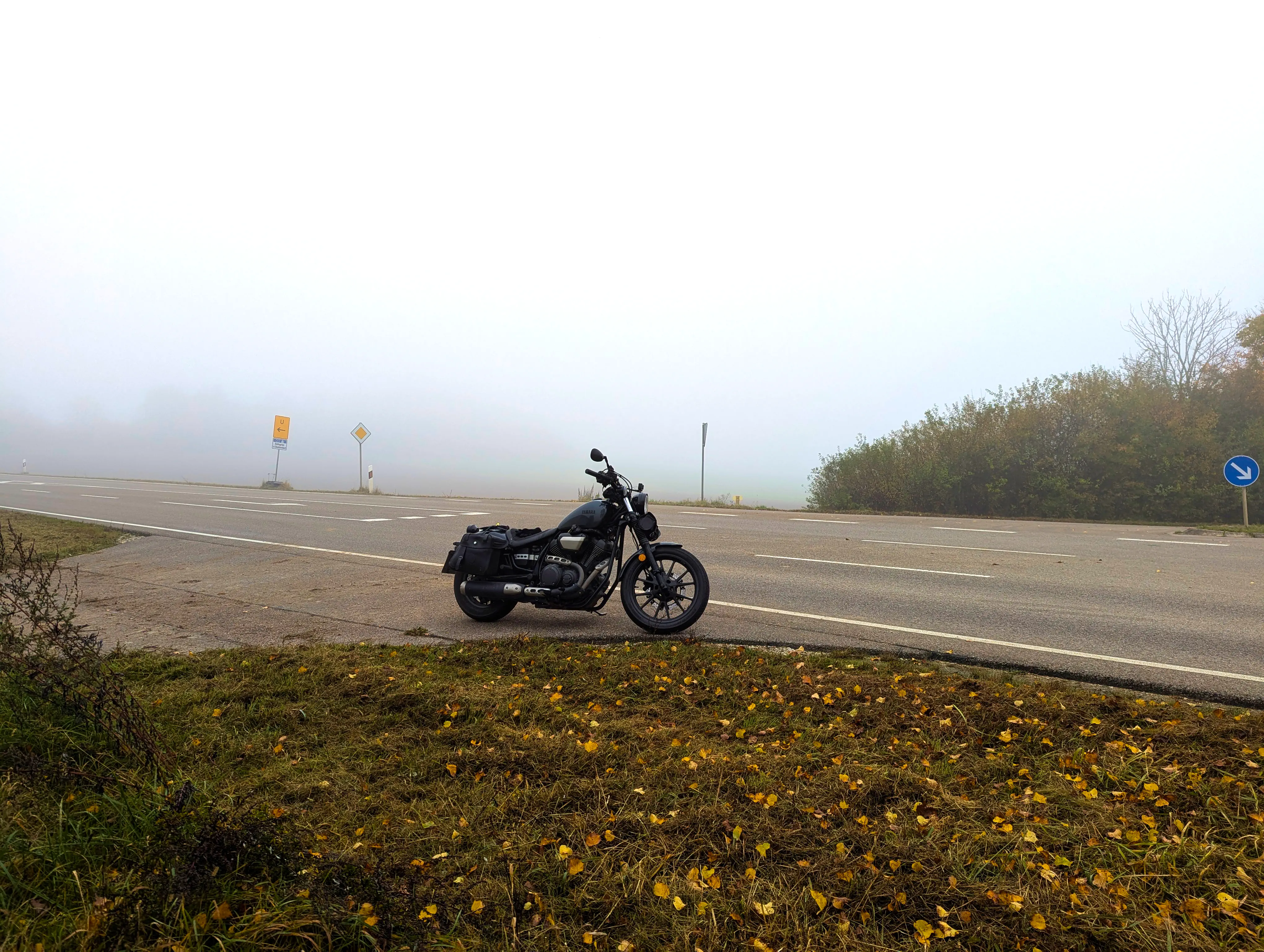 Runter von der Autobahn, noch immer viel Nebel