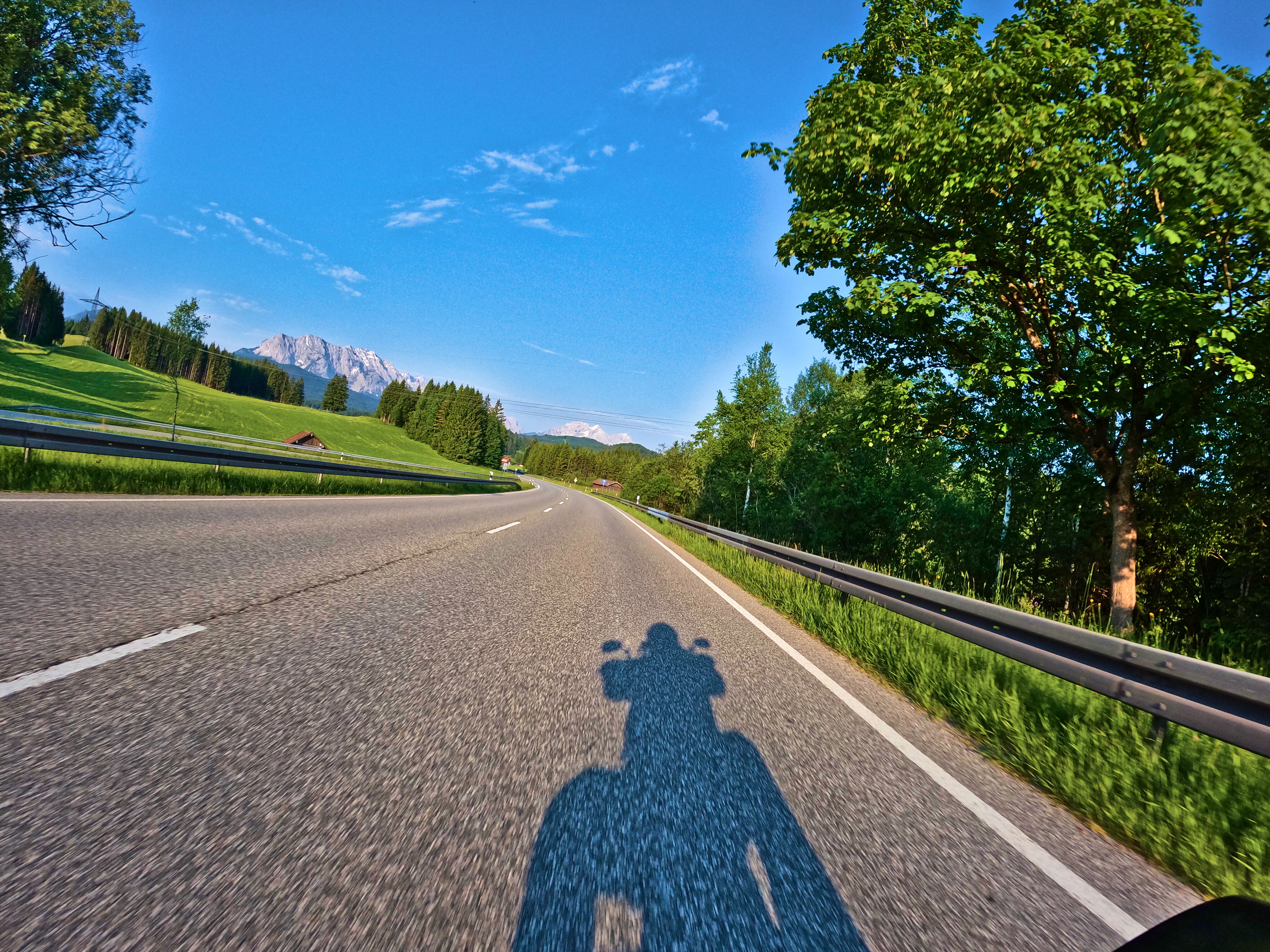 Langer Schatten, Sonne tief im Rücken