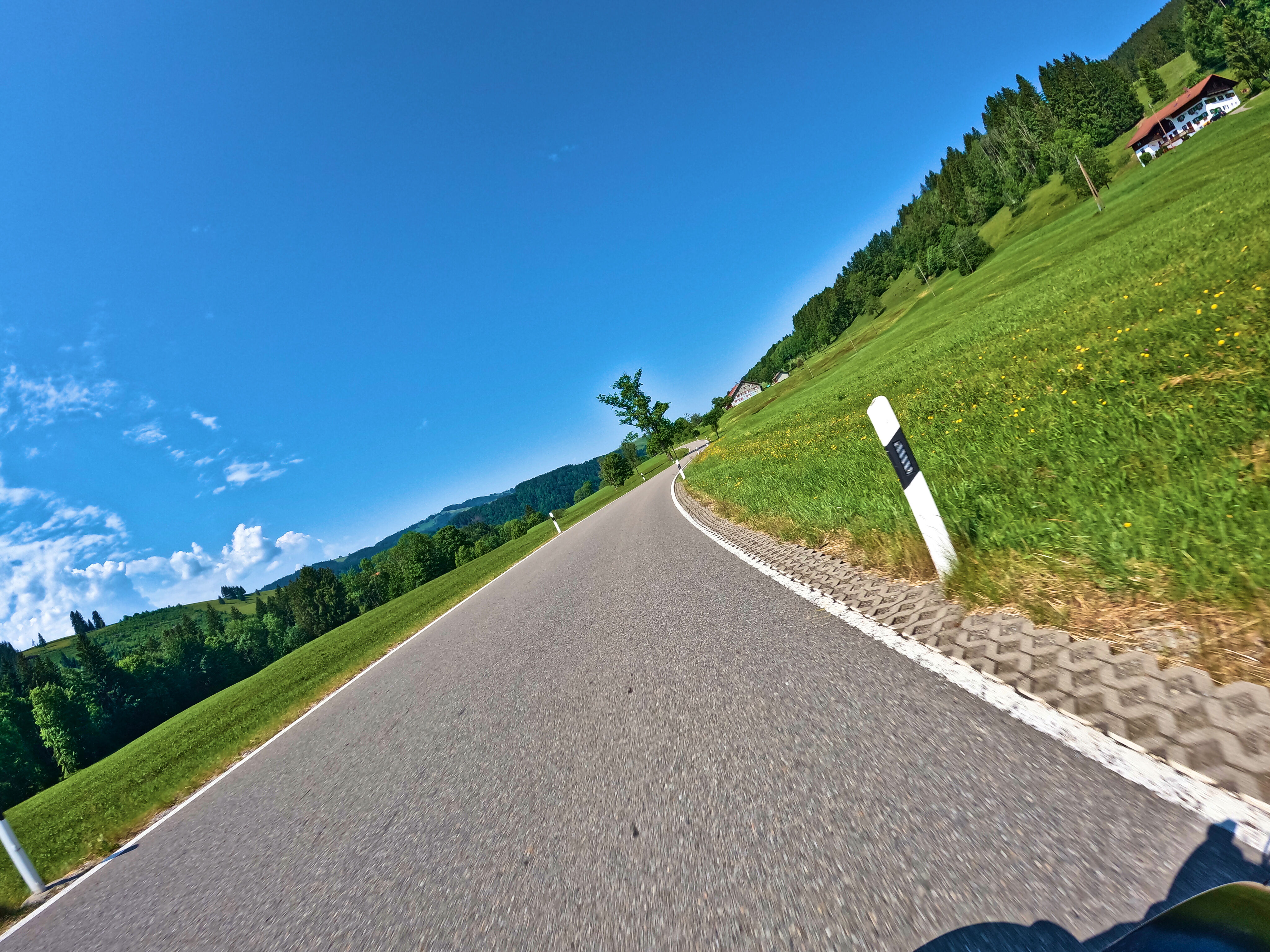 … geht es über kleinere und …