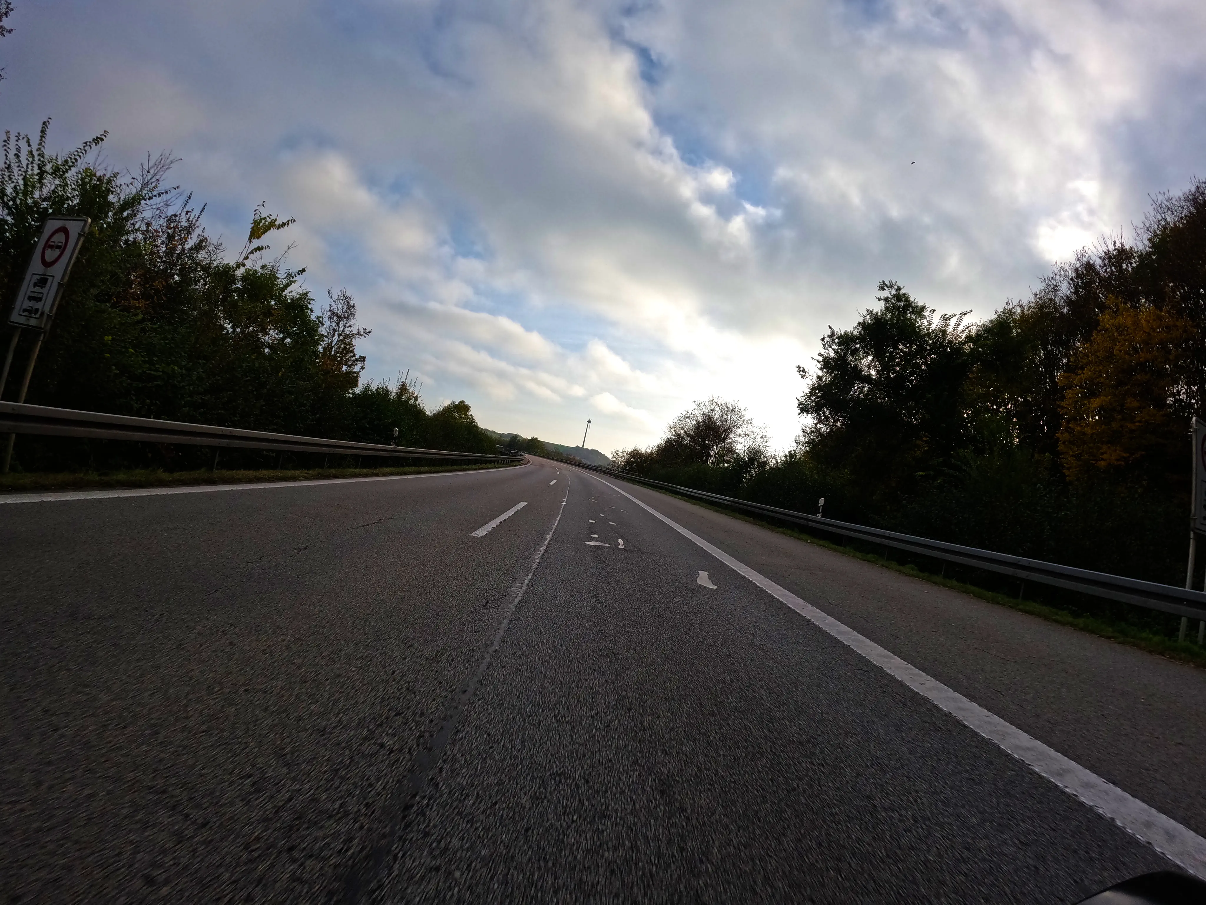 … reisst die Wolkendecke auf …