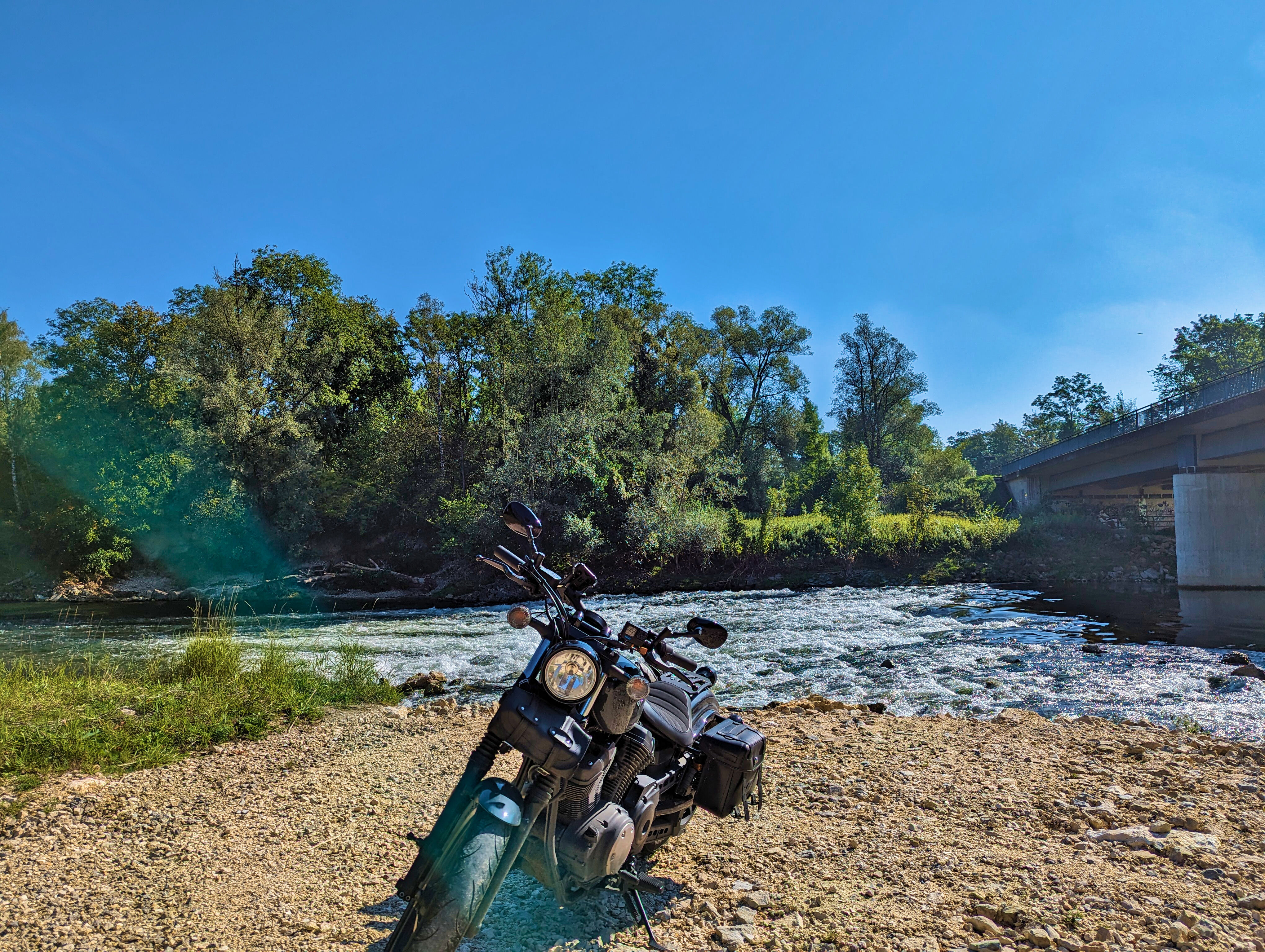 … posiert am Ufer …