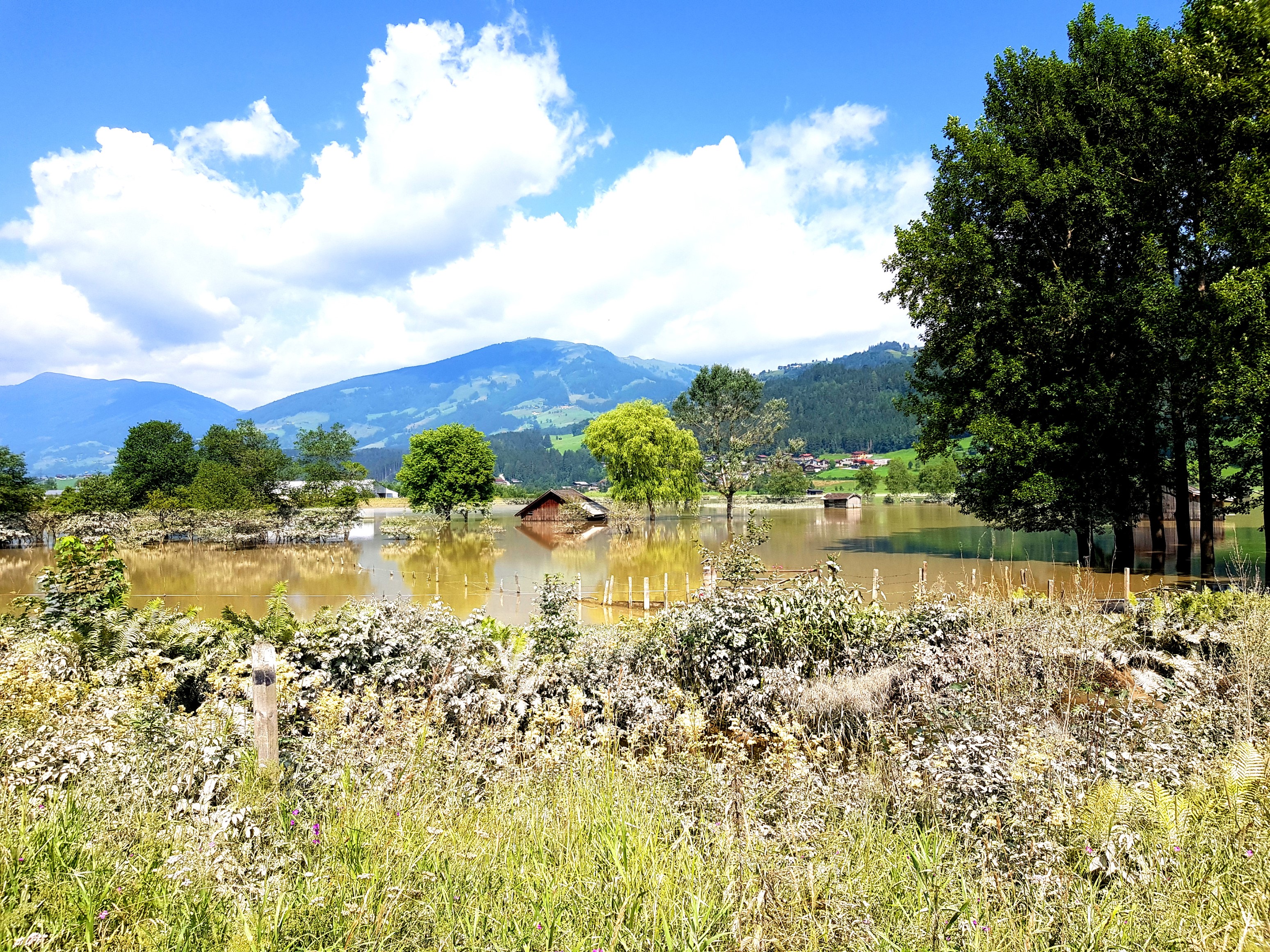 Wasser, wo normalerweise Felder und Wiesen sind.