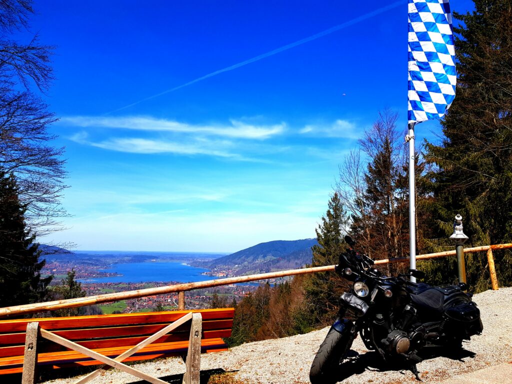 Bank, Bolt und Bayernraute - und was für ein Hintergrund.