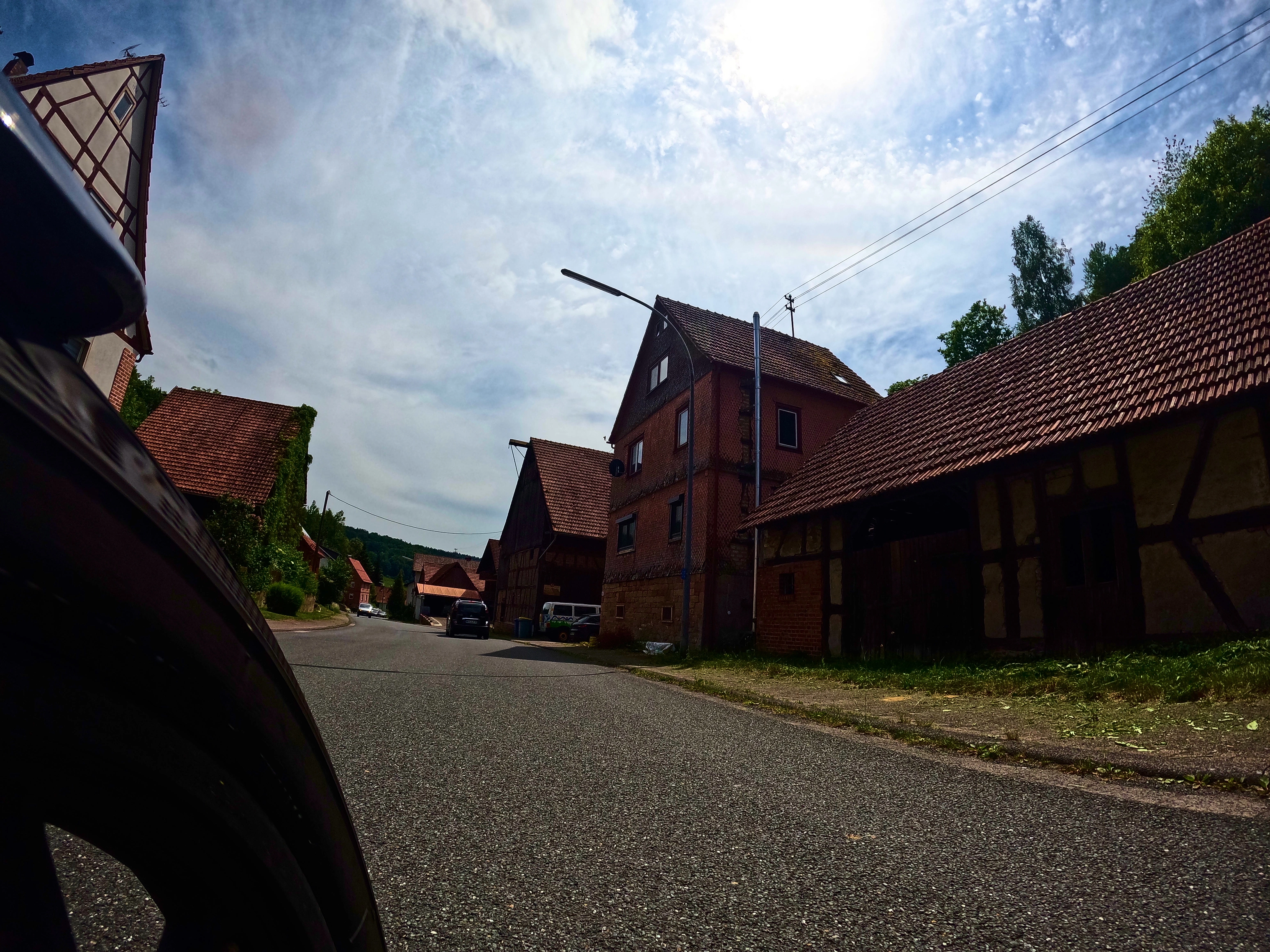 Ortsdurchfahrt, alte Häuser