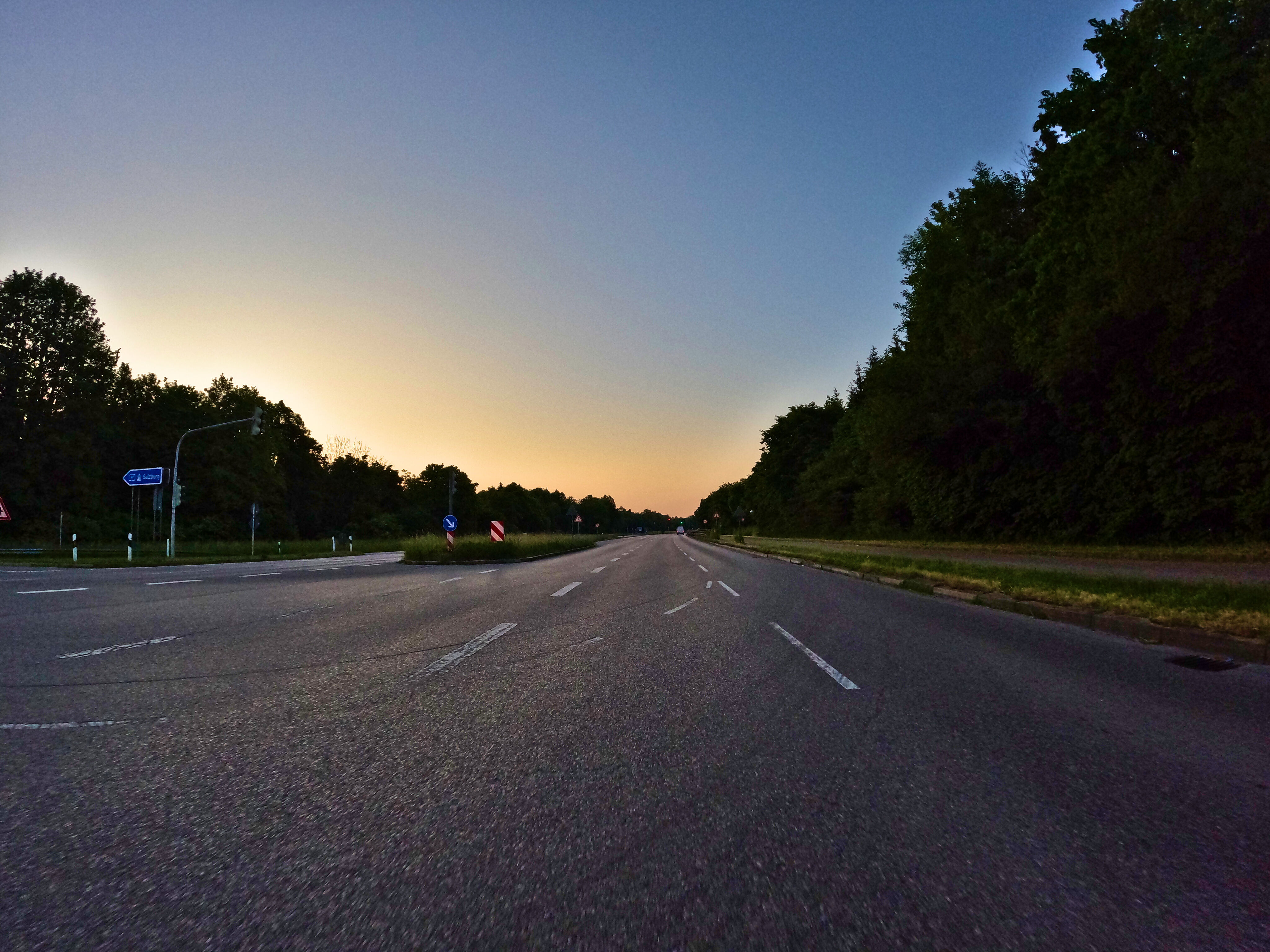 An der Autobahnauffahrt vorbei