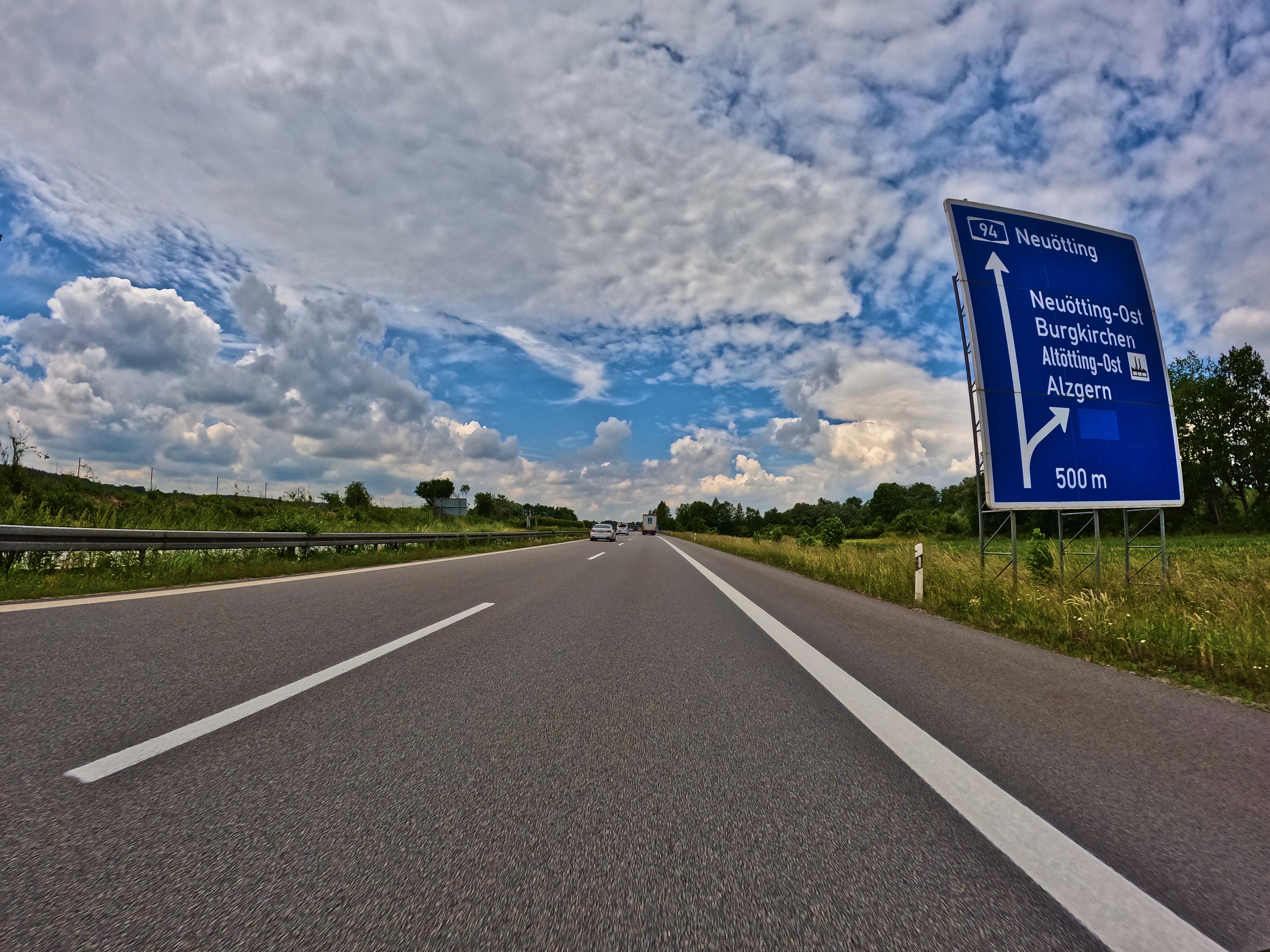 … weiter über die Autobahn.