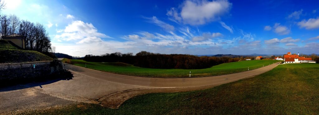 Panorama am Spielberg, links im Schatten die Bolt, rechts im Hintergrund der Hesselberg