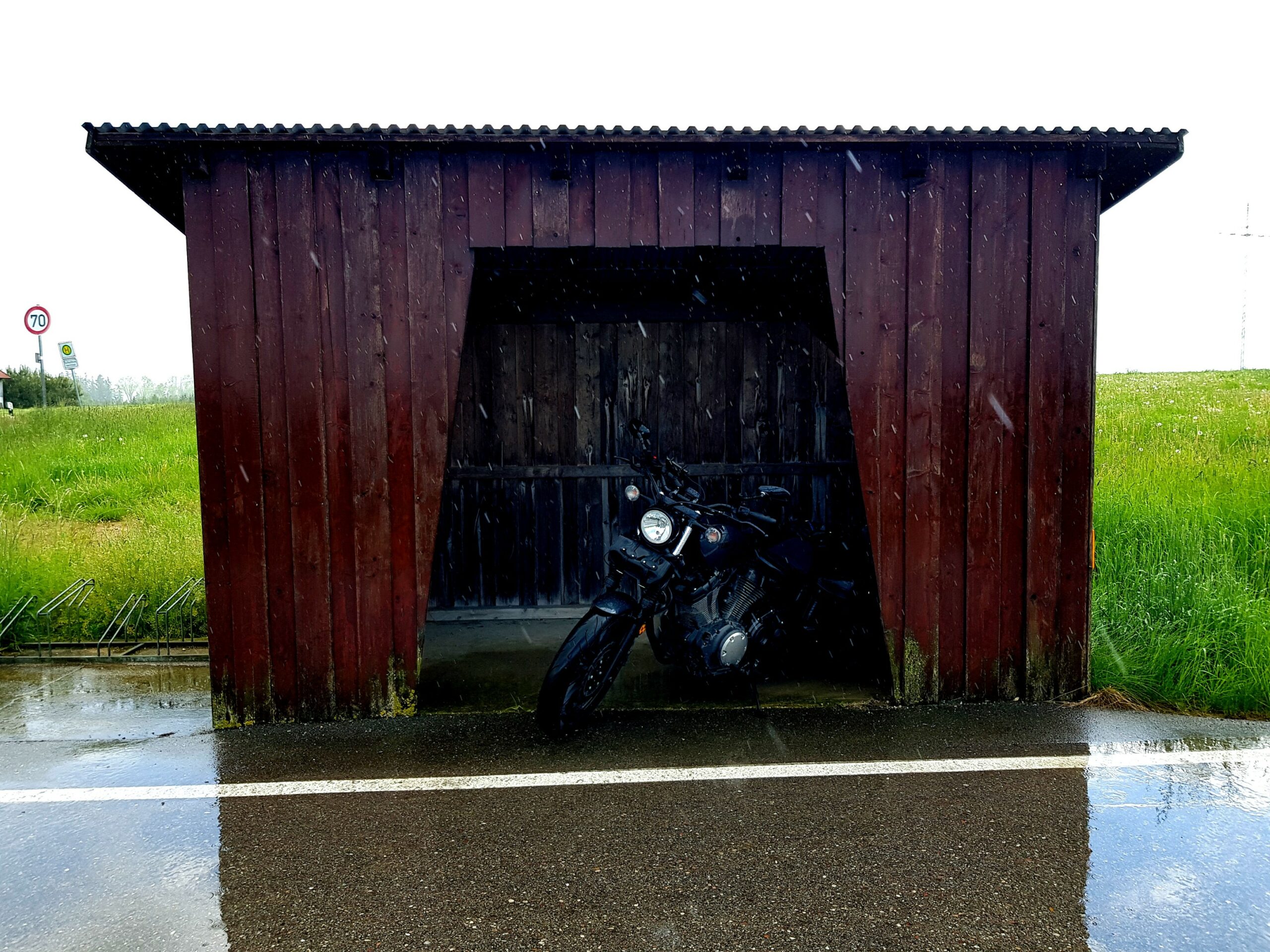 Haltestellenhäuschen zur Garage umfunktioniert