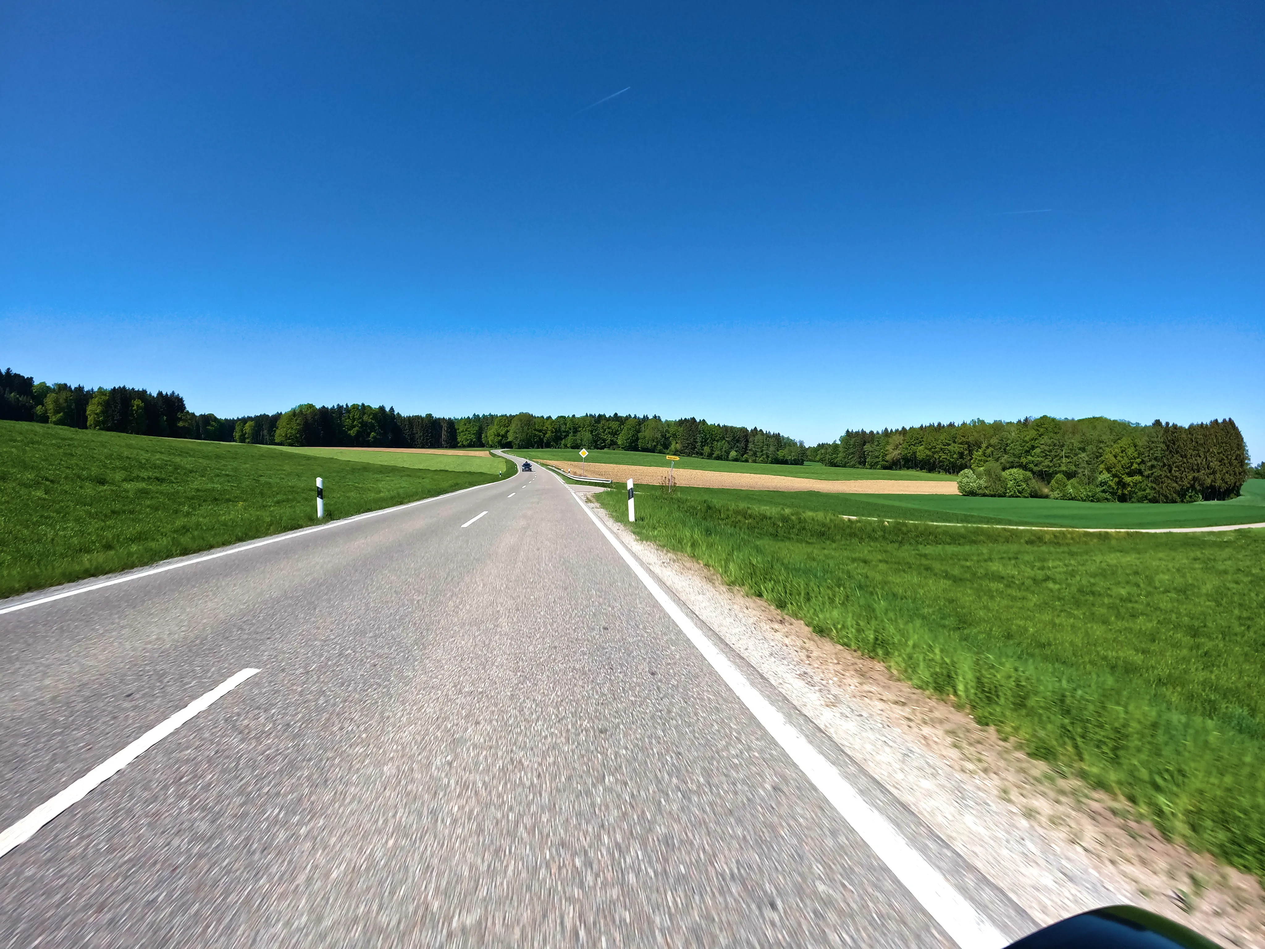 Sonnig über Wiesen, …