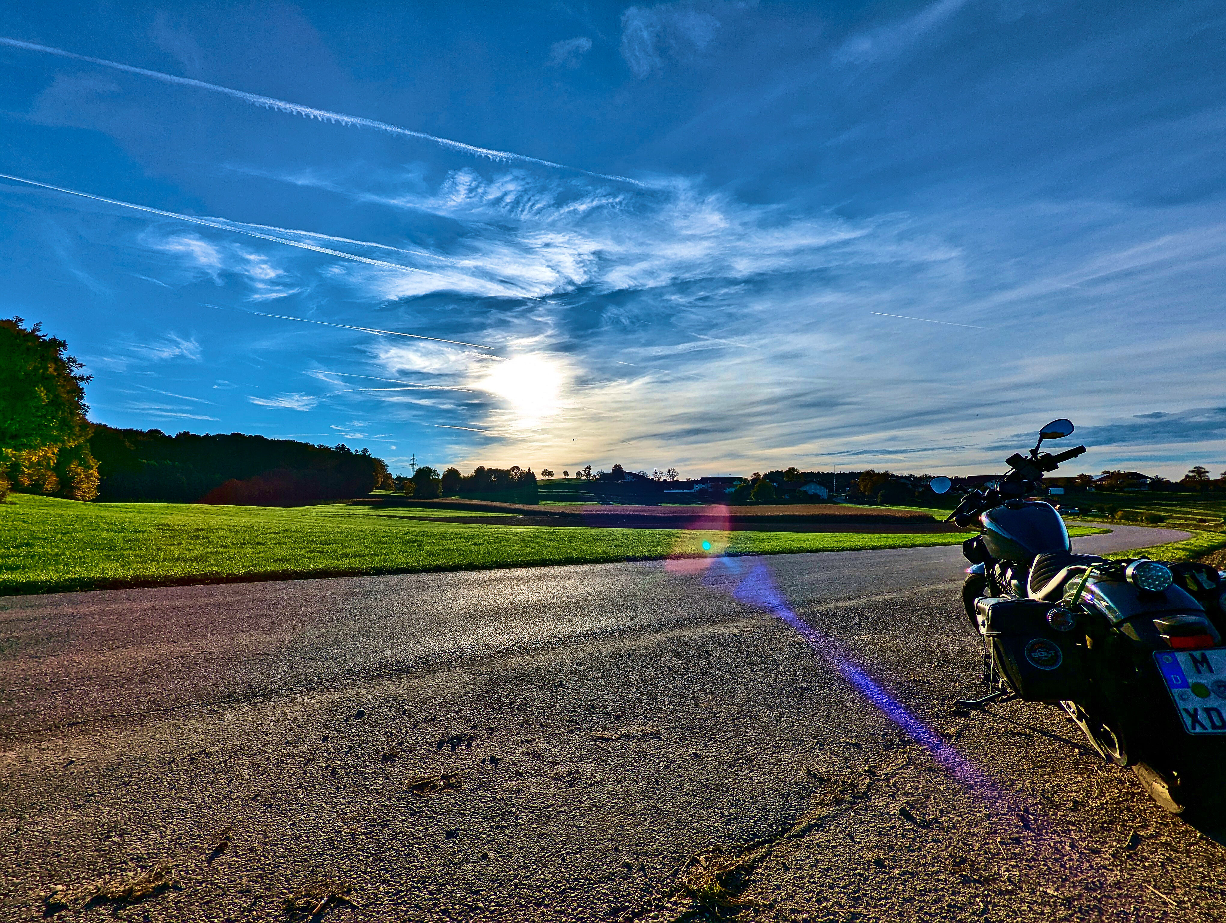 Sonne, blauer Himmel, grüne Wiesen