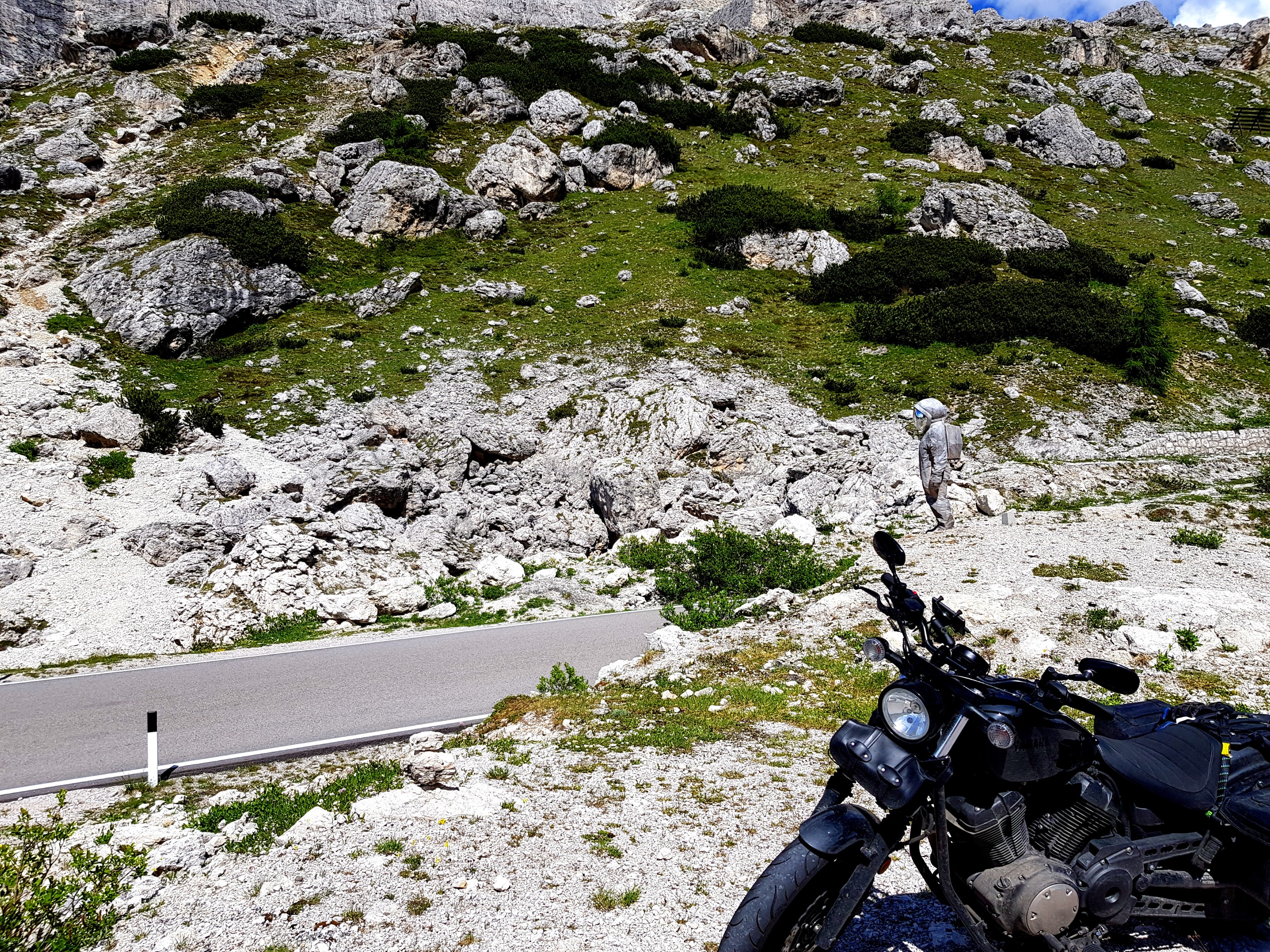 Steinig und karg - und eine Astronautenstatue