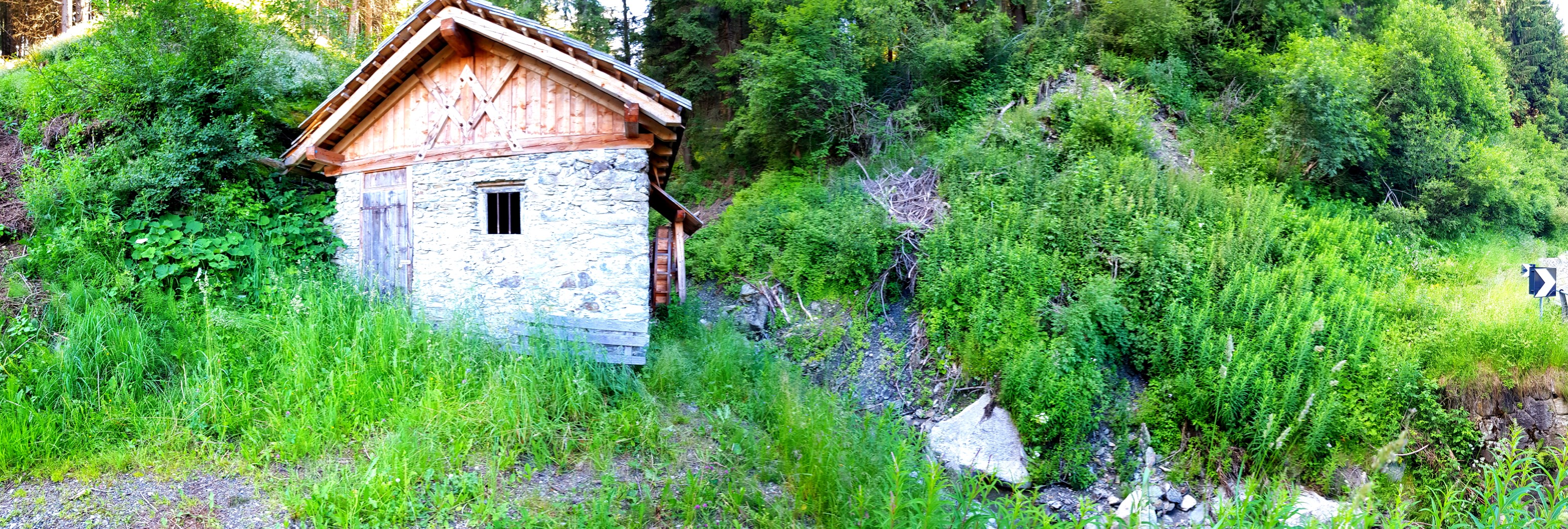 Kleine alte Wassermühle am Straßenrand