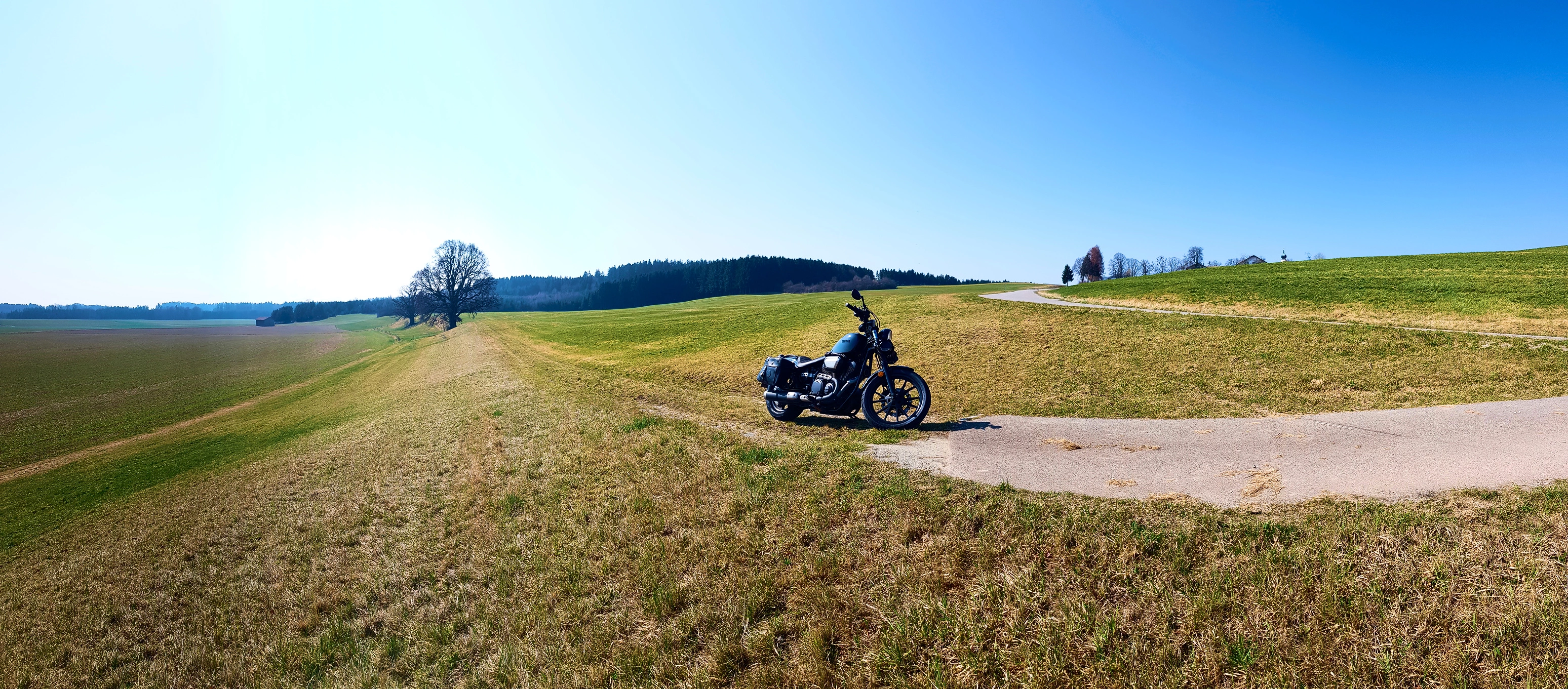 Der Himmel blau, die Landschaft noch karg