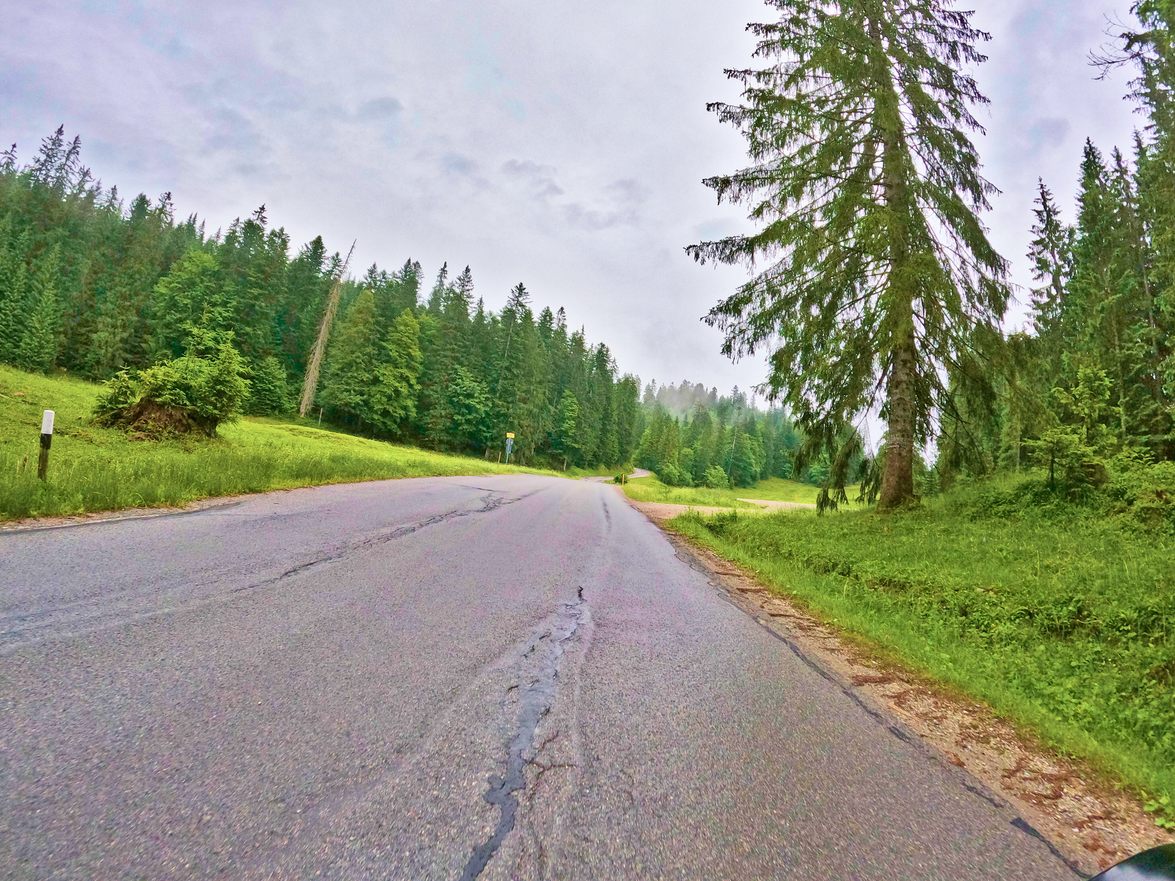 Straßen nass, Wolken tief