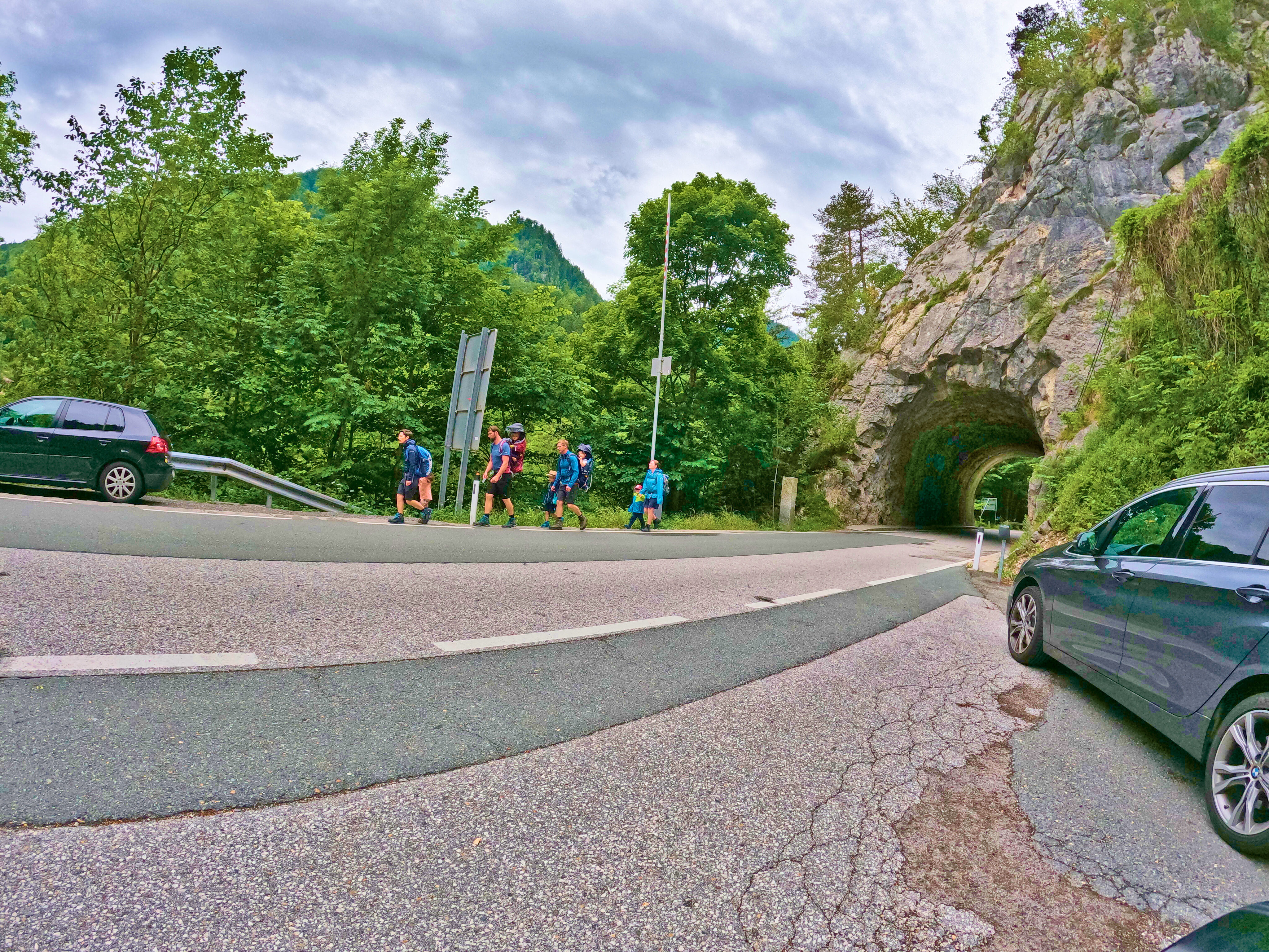 Wandergruppe, Kind mit Regendach