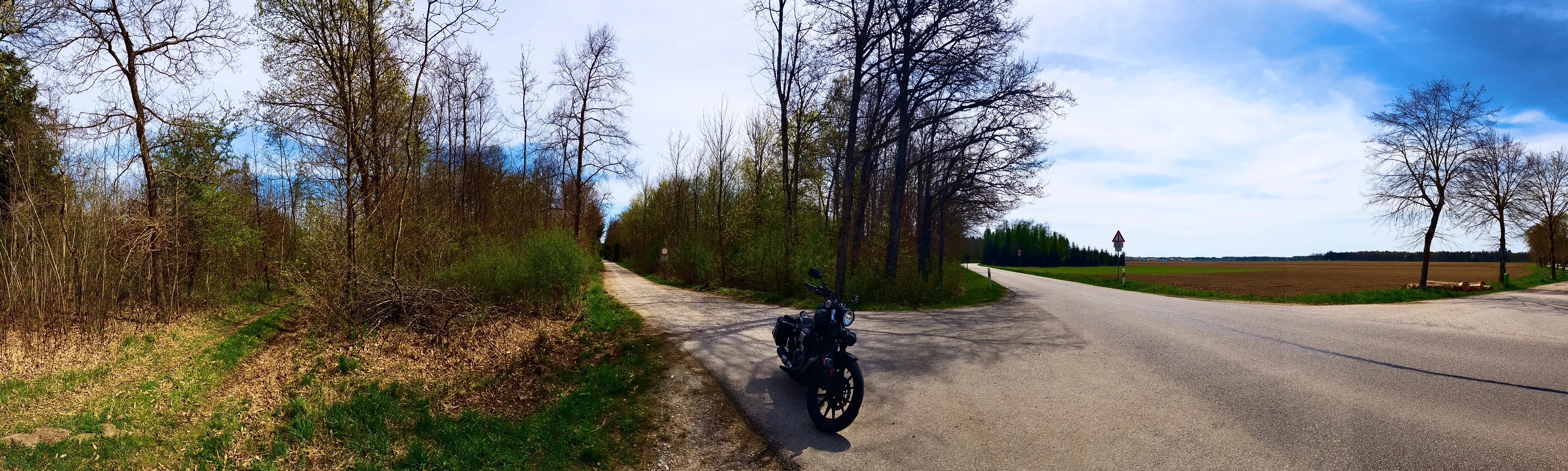 Der Himmel weiss-blau, auf den Straßen wenig los